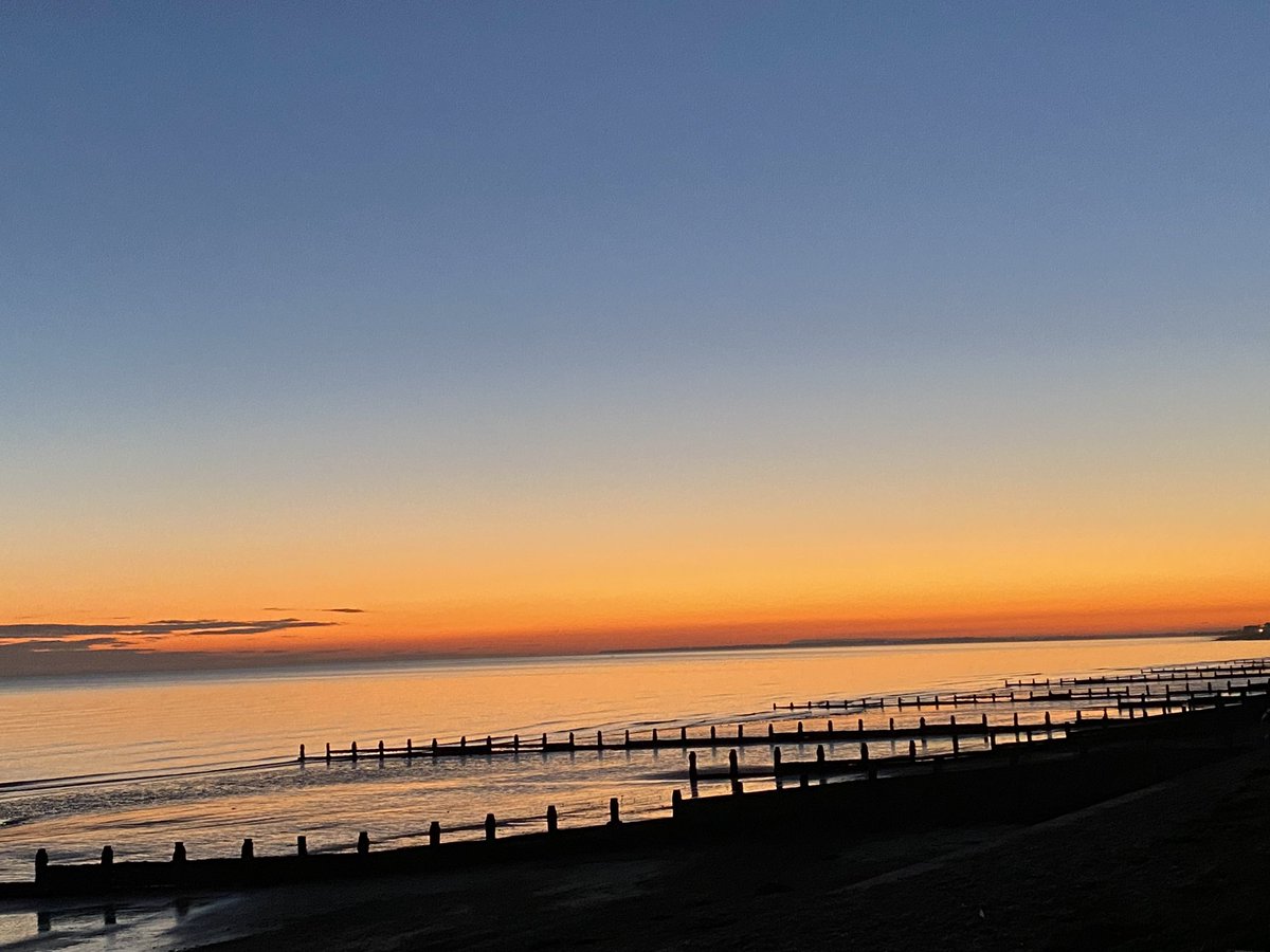 Sarahsportpsych's tweet photo. Sometimes the world can seem like an ugly and flawed place to be, but take a moment to zoom out and you’ll see the beauty that is always there…. be open to it’s existence! #justrunning https://t.co/XVWLyivUCy