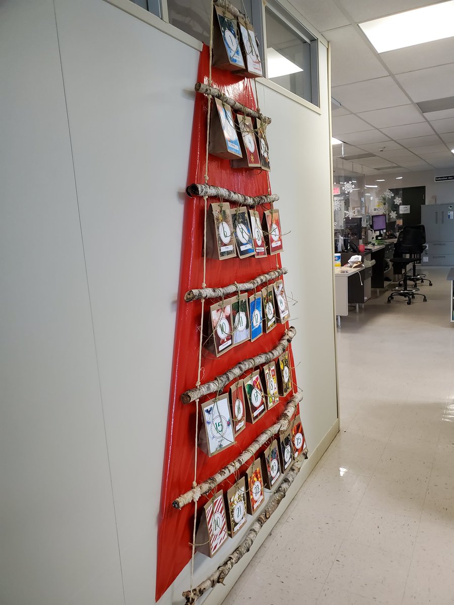 mlaflam3's tweet photo. L'équipe de la biblio @UQO est créative et a du talent! Qu'en dites-vous @uOttawaBiblio et @CarletonLibrary ? Holiday spirit at is best 😉 https://t.co/CswxC4BQpG