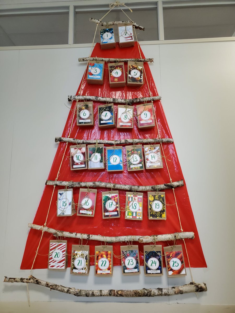 mlaflam3's tweet photo. L'équipe de la biblio @UQO est créative et a du talent! Qu'en dites-vous @uOttawaBiblio et @CarletonLibrary ? Holiday spirit at is best 😉 https://t.co/CswxC4BQpG