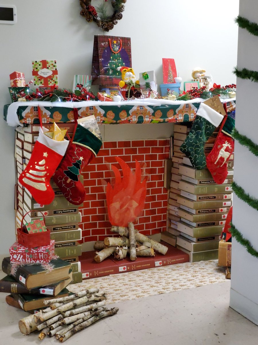 mlaflam3's tweet photo. L'équipe de la biblio @UQO est créative et a du talent! Qu'en dites-vous @uOttawaBiblio et @CarletonLibrary ? Holiday spirit at is best 😉 https://t.co/CswxC4BQpG