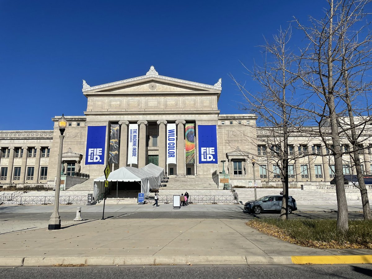 Rezunit23's tweet photo. Met up w Camille for lunch. One of her classes is at the @FieldMuseum. What a great fall day in Chicago! #saic #NativeAmericanHeritageMonth https://t.co/TWtbkIe63j