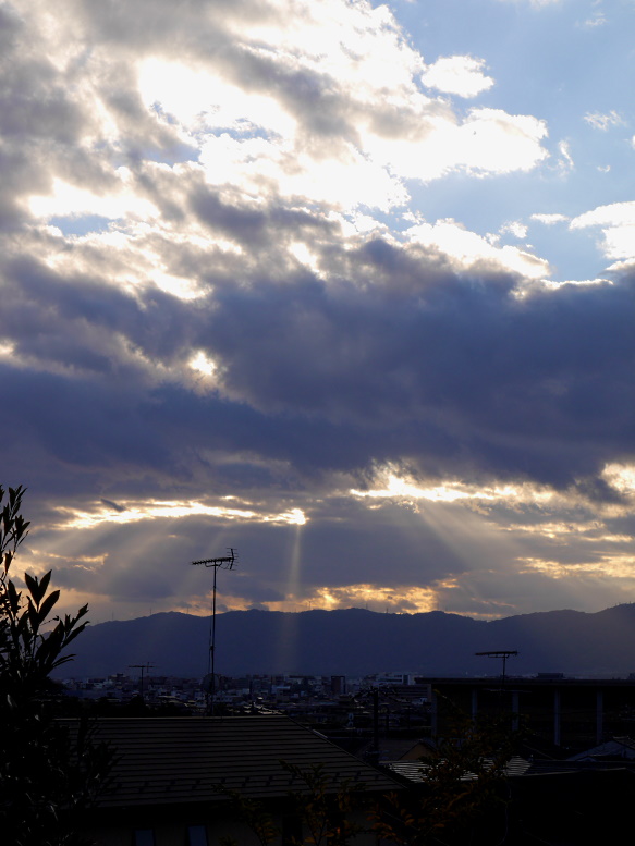 雲間の光。