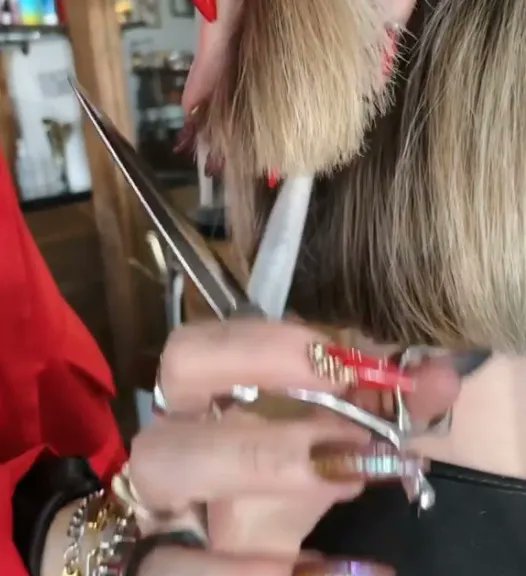 SamVillaPro's tweet image. "I get asked a lot to post my haircuts so here is a #haircutting video with #texturizing, #slicing, thinning, point #cutting ….you name it I did it." - @larisadoll #SamVilla #SamVillaHair 

CLICK HERE: bit.ly/3CoraXp