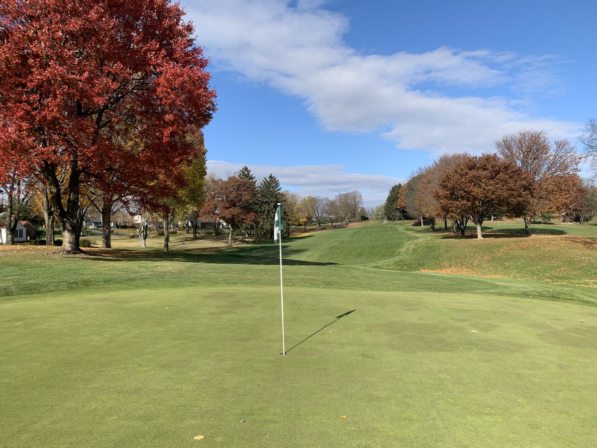 mediocregolfpod's tweet photo. Do you get psyched for fall golf? https://t.co/BEEwRmipY4