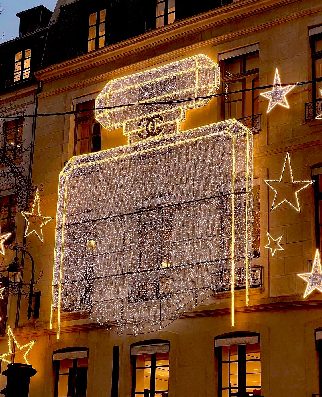 joood123 on X: Chanel Christmas Decor 2021 😳🤍 Paris 📍   / X