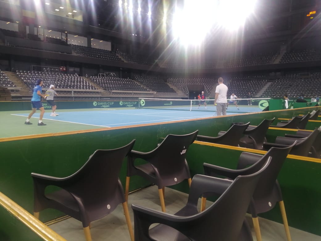 Tenisalmaximo's tweet photo. #DavisCup | Nuestro equipo 🇵🇪 trabaja intensamente jugando un partido de dobles y probando las luminarias en el BT Arena en Cluj Napoca, 🇷🇴. En la primera placa el equipo local.
Seguimos en #ModoDavis
#TenisalMáximo #TenisxTAMTV
📸: PS https://t.co/01YJeerUp3