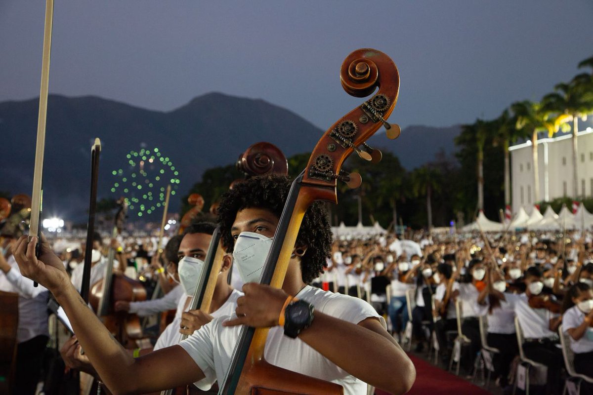 #EsOficial I 🇻🇪👏Queremos confirmar que el <a href="/elsistema/">El Sistema</a> rompió un título de #GWR por la orquestra más grande del 🌎 con un total de 8,573 participantes. El evento se llevó a cabo en Caracas, #Venezuela con músicos entre 12 a 77 años. ¡Felicitaciones!