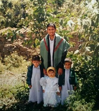 صوره نادرة للسيد القائد عبدالملك الحوثي حفظه الله. ورعاه. وبجواره أبناءه.  حفظهم الله.