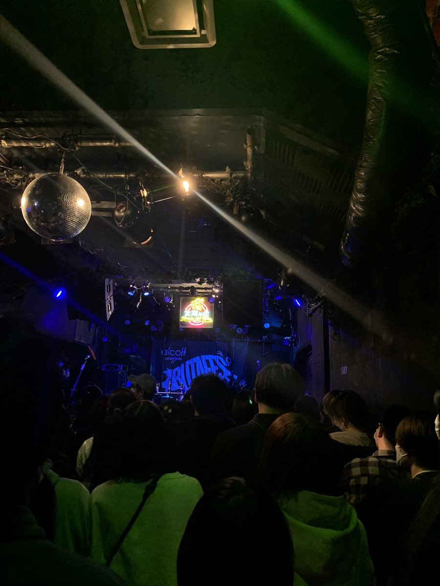 can_sd_'s tweet photo. 久しぶりにロックバンドのサーキットフェスを。久々の機会だけど、神戸のバンドはやっぱりいいな。
神戸でジラフポット見れたの嬉しかったな〜。めちゃ良いライブだった。
そして初見ながらCAT ATE HOTDOGSが刺さった。
バンドは気持ちやな。耳がぐわんぐわんしてる。良い一日でした。 #BUTAFES https://t.co/6g4SdyBjPG