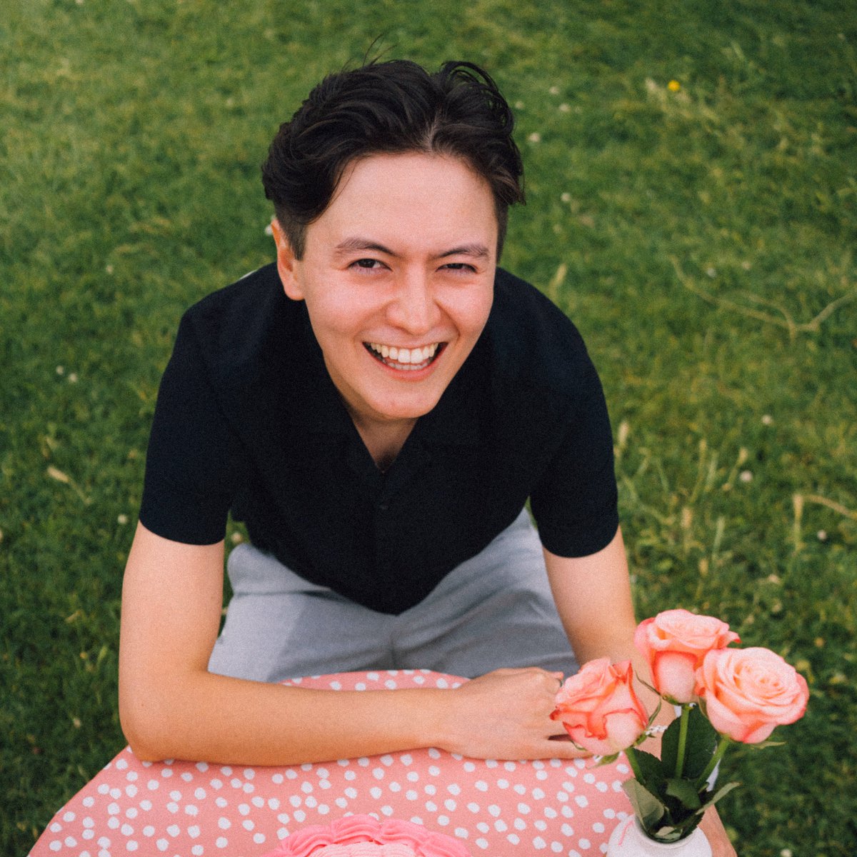 Debut EP Out Now! I can’t believe this day is here! Hugest love to the team! I love you guys so much for listening, sharing and supporting!❤️‍🔥🥳🏖 I hope this project can take you somewhere warmer🏖🍻
Stream: found.ee/Vacanza