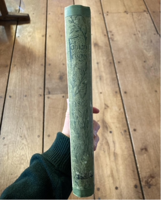 BedalesLibrary's tweet image. Library book of the day: Fabian Essays in Socialism, 1890 (given to the library in 1919) 📗