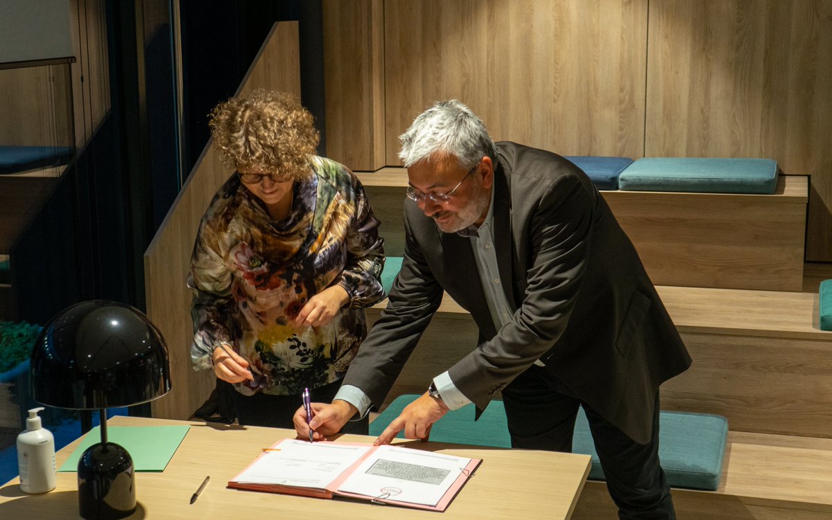 1001ViesHabitat's tweet photo. #1001Engagements┃Semaine de la #RéductiondesDéchets : ça commence fort ! Signature d’un marché avec #BatiRIM s'inscrivant dans la démarche d’#EconomieCirculaire financée par l’#Anru dans laquelle nous nous engageons sur le quartier des Indes à Sartrouville. #SERD2021 https://t.co/ZDzoGUxxbw