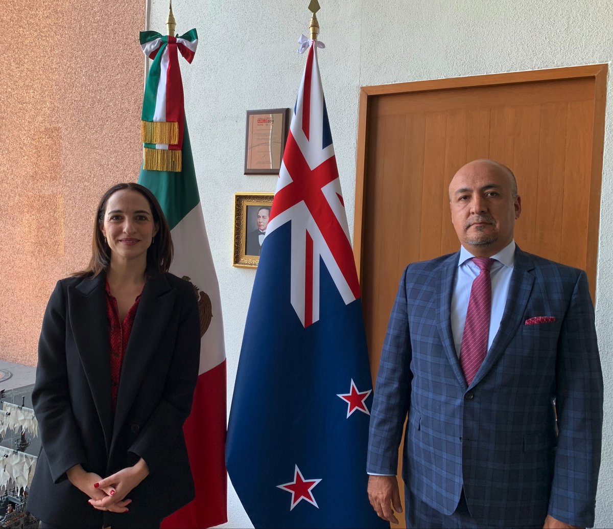 maximilianoreyz's tweet photo. Me reuní con la Embajadora de Nueva Zelanda en México, @SaraMeymand y refrendamos nuestro compromiso para fortalecer los vínculos entre nuestros países. 🇲🇽🤝🇳🇿 @SRE_mx https://t.co/X6letxOZJt