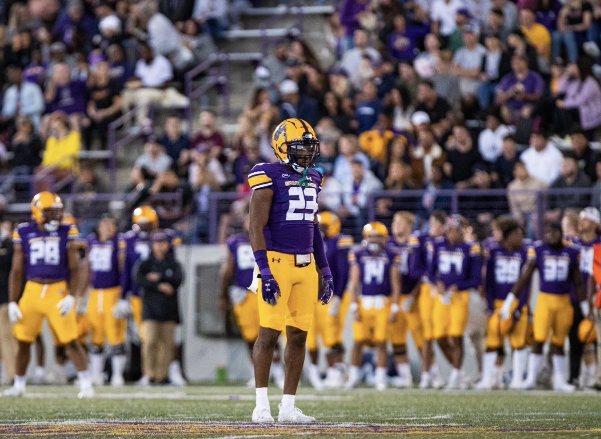 RetroRick19's tweet photo. Blessed &amp; honored to say that I’ve received an offer from UAlbany💜💛 #GoGreatDanes🐶 #RIP3 @Coach_Mince54 @UAlbanyFootball @MStateSpartans1 @Coach_Miller21 @CoachHalReeser @stanbedwell @FreddieSmithIII @JuCoFootballACE @JUCOFFrenzy https://t.co/zYYm8q1R0K