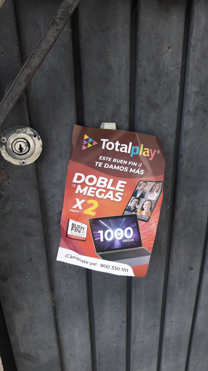 MarioeOrtega's tweet photo. @qromunicipio @spublicosqro @LuisBNava si ustedes dan el permiso a @totalplaymx de pegar (con cinta en puertas, postes, paredes y atoran en parabrisas) miles de flyers y que estos caigan al piso generando basura y tapando coladeras ustedes deberían de barrerlos. @malvarezvargas https://t.co/5PuIKqK9LP