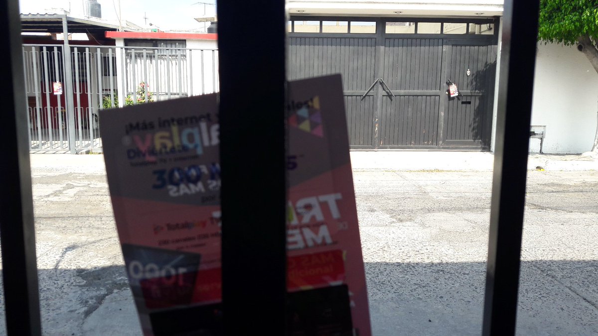 MarioeOrtega's tweet photo. @qromunicipio @spublicosqro @LuisBNava si ustedes dan el permiso a @totalplaymx de pegar (con cinta en puertas, postes, paredes y atoran en parabrisas) miles de flyers y que estos caigan al piso generando basura y tapando coladeras ustedes deberían de barrerlos. @malvarezvargas https://t.co/5PuIKqK9LP