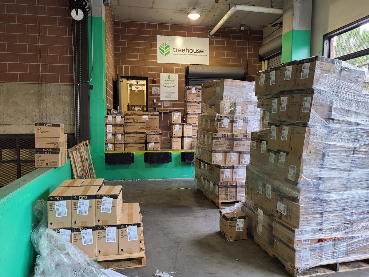 TreehouseTweets's tweet photo. Thanks to our friends at @Hasbro for their continued support! They donated to our Just-in-Time Funding program and gave thousands of toys for us to distribute through the Treehouse Store and Holiday Magic. #TreehouseHolidays #TreehouseStore https://t.co/R6sWyUfEBK