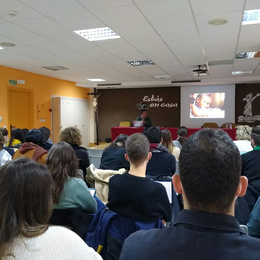 Más de 35 profesionales de reciente incorporación al programa #CPIMadrid de @fundlacaixa reciben formación por parte de dos profesionales de Cáritas y Valdeperales. Agradecimientos a Fundación Villena por ofrecer su espacio! 👏🔝🌳🌳🌳📝🖋 #educación #CaixaProInfancia #formación