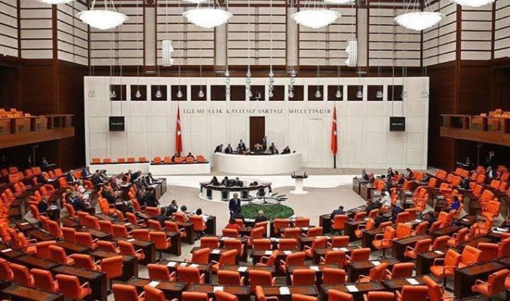 yilmaztunc's tweet photo. Açık Cezaevlerinde barındırılan hükümlülerin #covid19 nedeniyle izinli sayılmasına dair sürenin 30 Kasım 2021 tarihinden itibaren 2 şer ay ara ile 3 Kez 31 Mayıs 2022 tarihine kadar uzatılabilmesini öngören Madde ihdasına ilişkin önergeyi #TBMM Genel Kurulunda kabul ettik. https://t.co/wDg6dMbo1Z