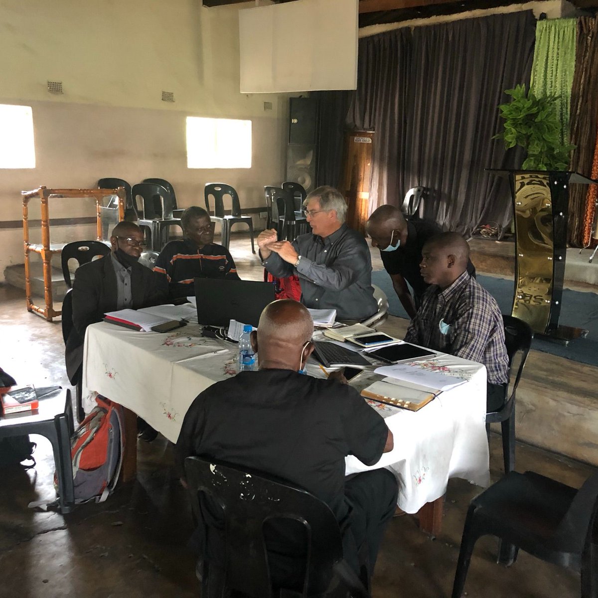 JerichoRoad_Min's tweet photo. Our courses focus on creating a sustainable avenue for growth for new believers in Africa and giving them the tools to spread the Gospel in their own country! Here is a picture of one of our courses in action, taken on our last trip! https://t.co/ybw1Dv2umh