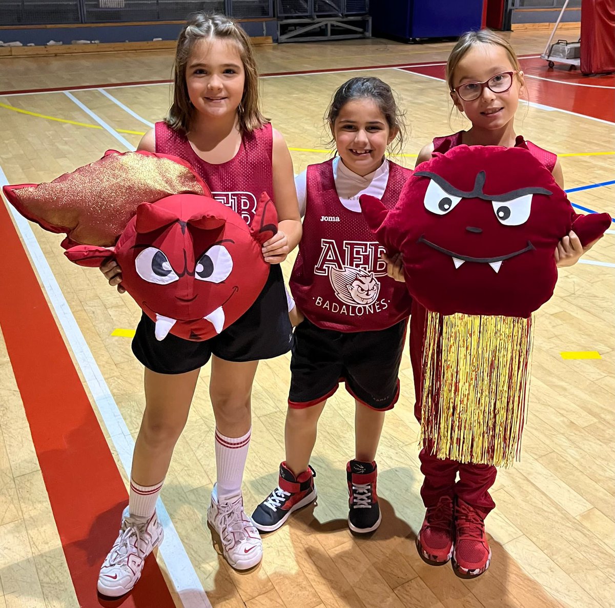 AEBDimonis's tweet photo. Els jugadors i jugadores del #PreMini tenen una sorpresa per ensenyar-vos: han fet 2 peluixos d’en #Dimu per l’equip!👹🏀
Les tres artistes són l’Elsa, la Mia i l’Emma! Enhorabona🔝👏🏽
#EsperitDimoni👹 #SomDimonis https://t.co/YTJVrguIwX