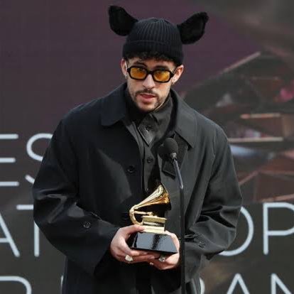 BadBunnyBrasil's tweet photo. #FUNFACT : Em 2021, Bad Bunny ganhou na categoria de “Melhor Álbum Latino Pop ou Urbano” com o “YHLQMDLG”. também possui 5 indicações no histórico da premiação americana. #GRAMMYs https://t.co/PBdwzsKo6f