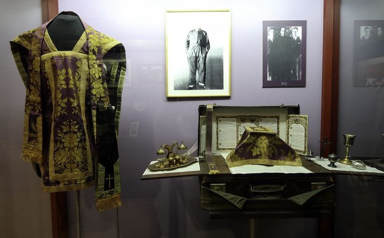 “¡VIVA CRISTO REY!” y cayó al suelo para recibir luego el tiro de gracia. El Beato Miguel Agustín Pro es un mártir de Méjico, admirable personaje de la Cristiada. En la segunda imagen se encuentran sus ornamentos para celebrar la Santa Misa.