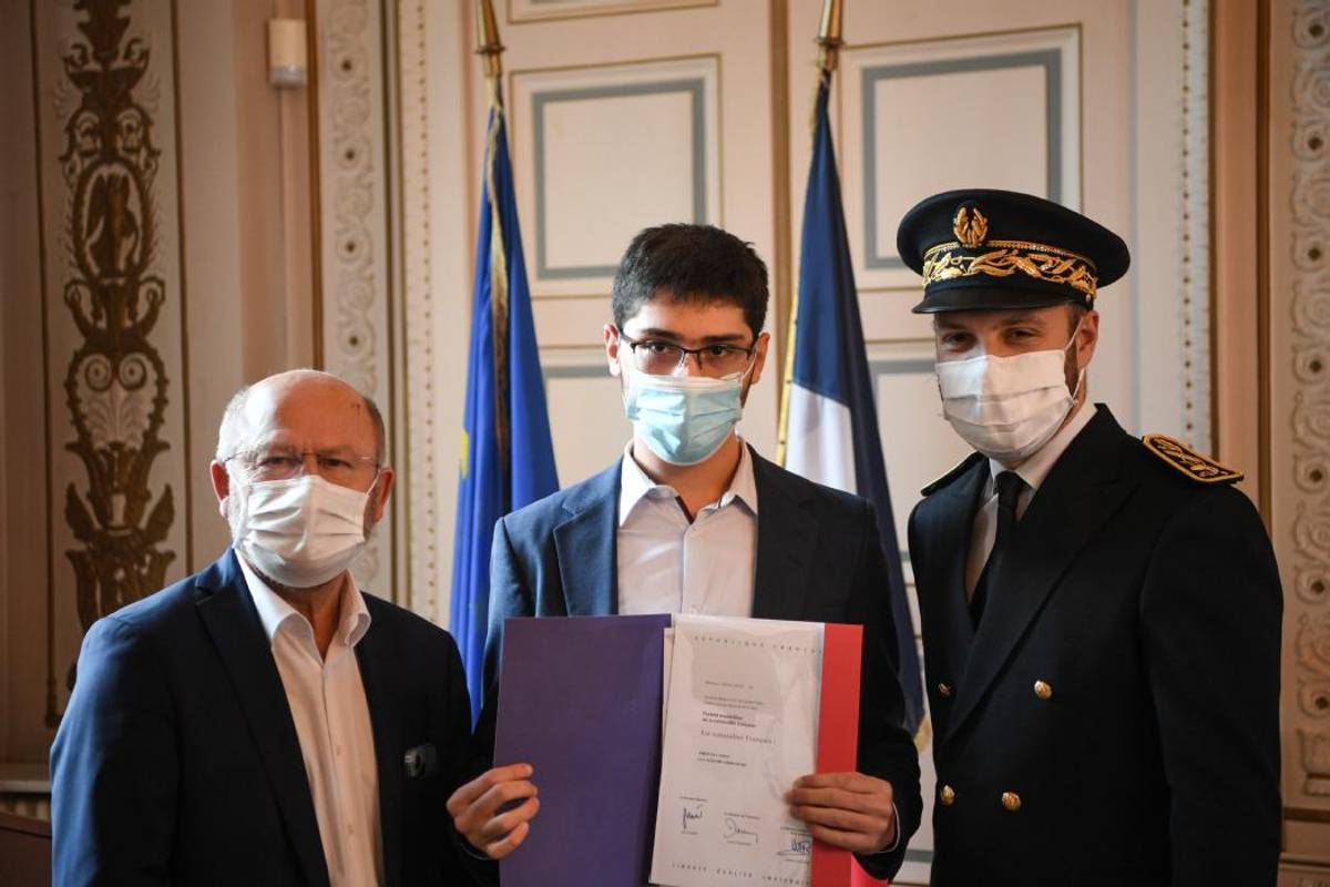 Alireza Firouzja received his French naturalization Certificate