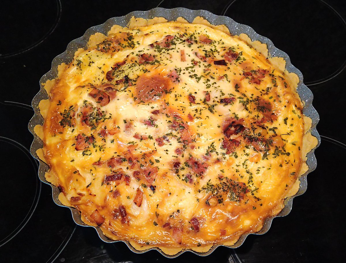 BakingCooking's tweet image. Dinner time 🚨 #homemade Quiche Lorraine just hits the spot on this cold evening 👩🏻‍🍳🥓🧀🌿🧈🌾 🤤☃️❄️😍 #dinnertime #dinner #homecooking #Cooking #baking #Food #foodie #FoodieBeauty #quiche #lorraine #delicious #yummy #TuesdayFeeling #TacoTuesday