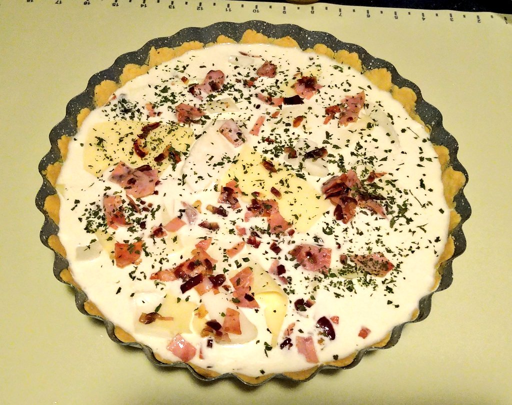 BakingCooking's tweet image. Dinner time 🚨 #homemade Quiche Lorraine just hits the spot on this cold evening 👩🏻‍🍳🥓🧀🌿🧈🌾 🤤☃️❄️😍 #dinnertime #dinner #homecooking #Cooking #baking #Food #foodie #FoodieBeauty #quiche #lorraine #delicious #yummy #TuesdayFeeling #TacoTuesday