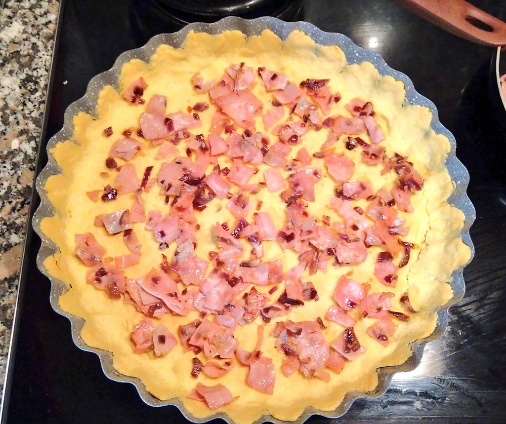 BakingCooking's tweet image. Dinner time 🚨 #homemade Quiche Lorraine just hits the spot on this cold evening 👩🏻‍🍳🥓🧀🌿🧈🌾 🤤☃️❄️😍 #dinnertime #dinner #homecooking #Cooking #baking #Food #foodie #FoodieBeauty #quiche #lorraine #delicious #yummy #TuesdayFeeling #TacoTuesday