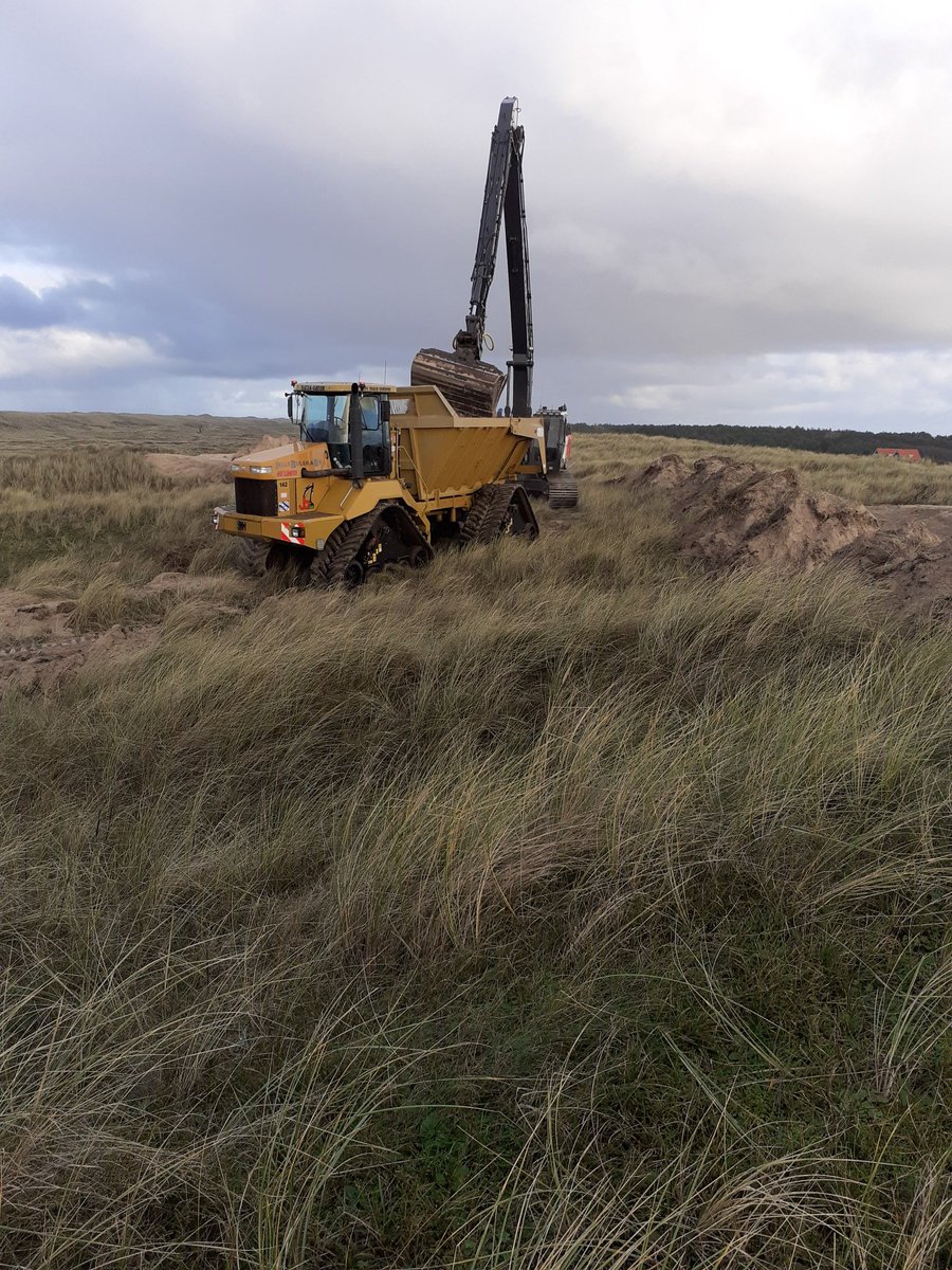 Bosw8erBertwin's tweet photo. Vandaag zijn de natuurherstelmaatregelen op #Vlieland van start gegaan. Op diverse plekken in het duin wordt de aanwezige begroeiing en humuslaag verwijderd, ook wel plaggen genoemd. Hierdoor komt het zand in beweging en krijgen duinplanten uiteindelijk weer kans te gaan groeien. https://t.co/f8wRSSSw40