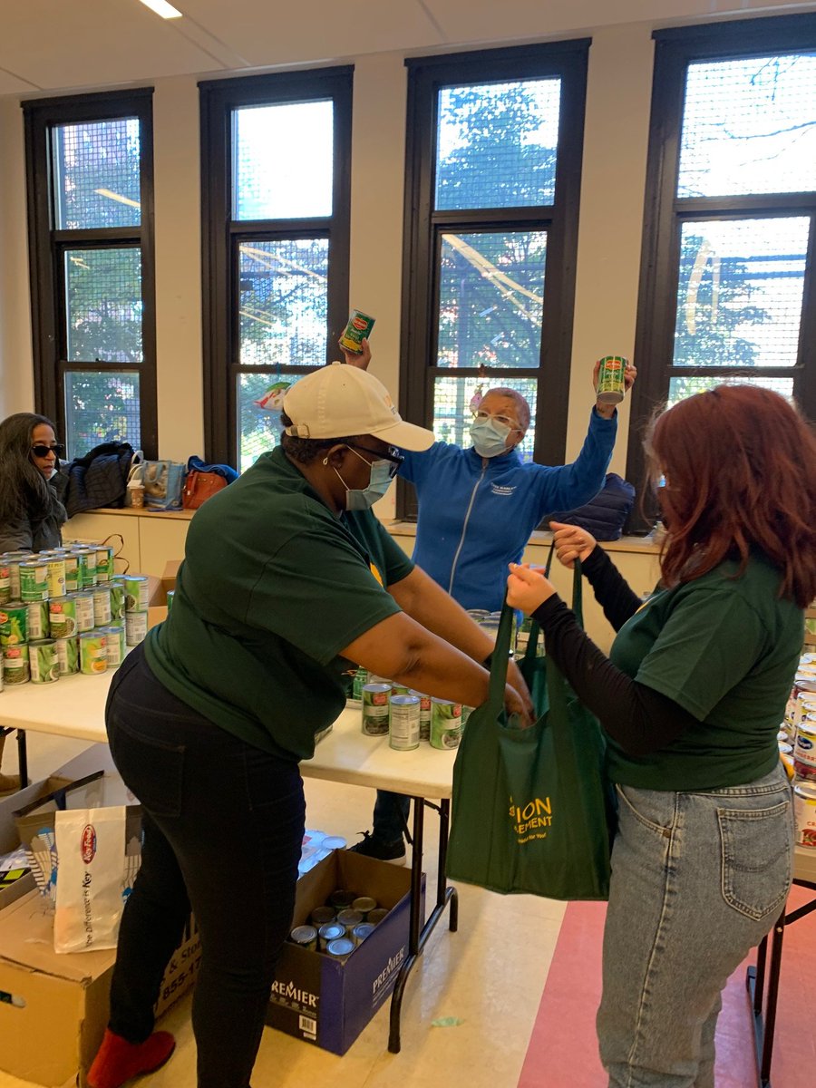 DavidNocenti's tweet photo. An amazing day here at @UnionSettlement, as we give away 500 turkeys and sides to our #EastHarlem neighbors in need.  Special thanks to our donors and volunteers, including @PonceBank, @CocaCola, @ChapinSchoolNYC and Innovation Charter High School.  Happy Thanksgiving everyone!! https://t.co/hgKmKkhVgM