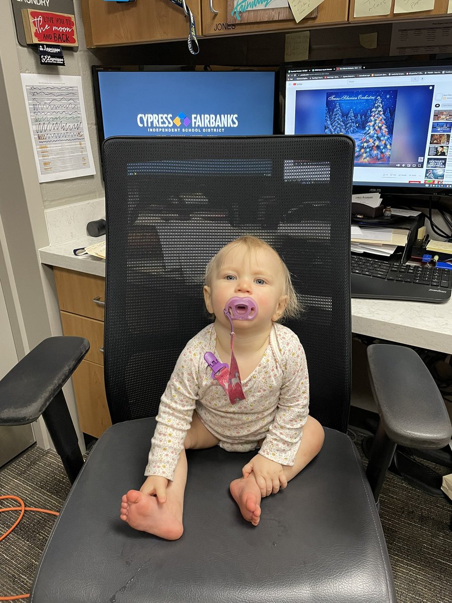 CoachKrisJ's tweet photo. Working hard cause dad says I gotta pay for my own college #futureswimmer #teachthemyoung https://t.co/hBXHGfIXDm