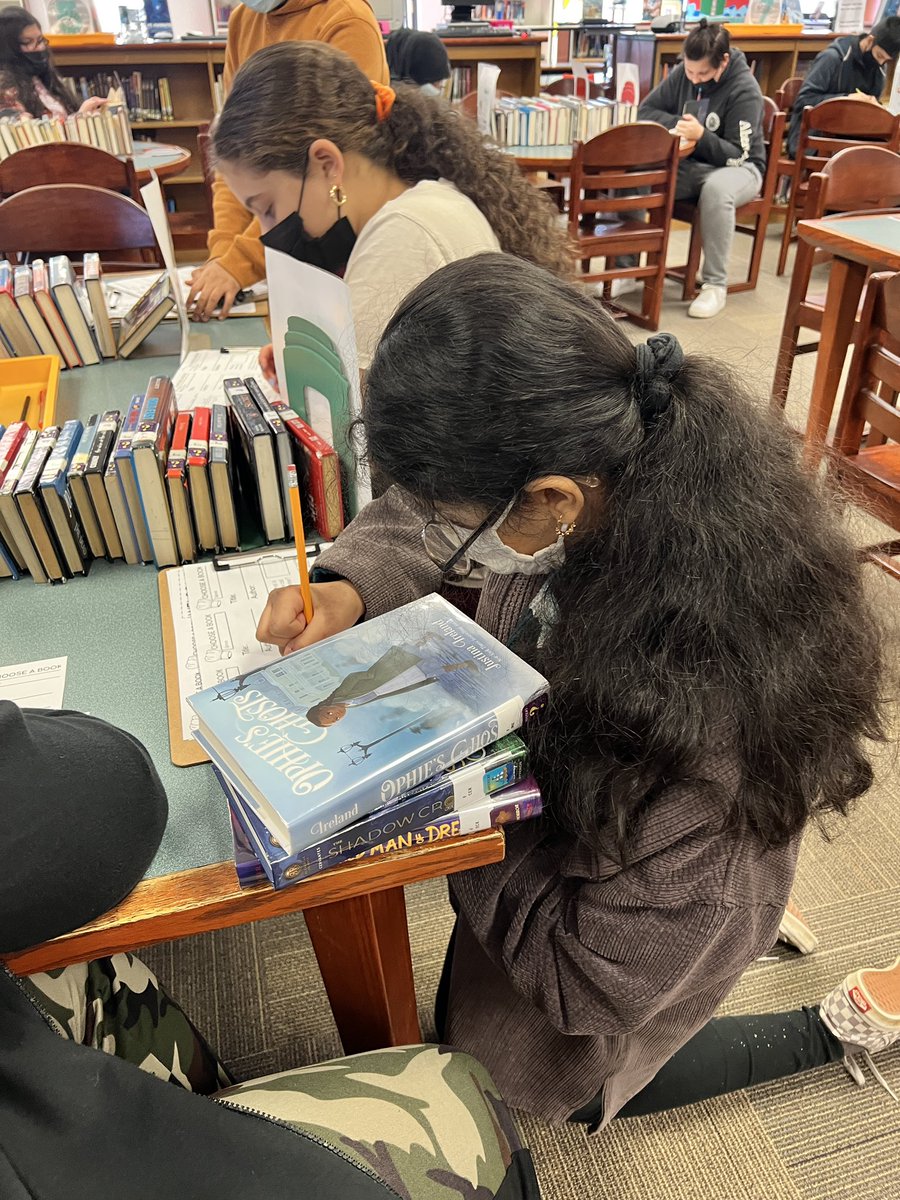 BSMSLibrary's tweet image. Book tasting w Mr. Hughes Ss! Having more than one book to have to chose between is a great problem to have! @BayShoreSchools @BayShoreSD_ELA @ChrisKauter