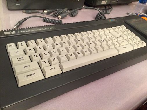Souvent les jeunes qui n'ont connu que des claviers de portables très fins trouvent (à raison) que je tape hyper fort sur le clavier de mon ordi. Je pense que c'est lié au fait d'avoir commencé sur ce genre de claviers, qui fait que je *frappe* les touches. Et vous ?