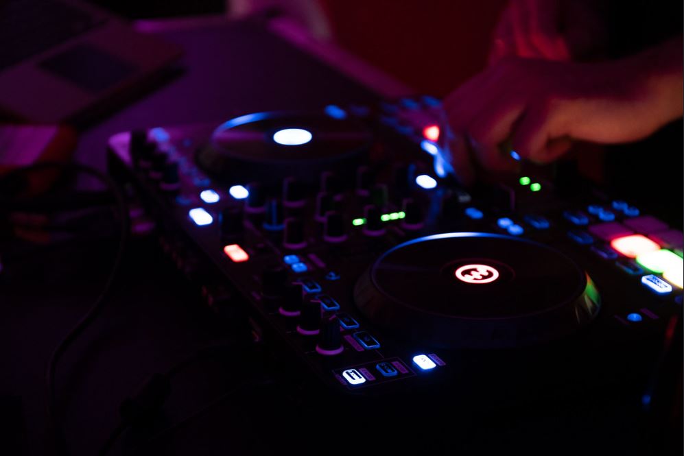 Für die Beste Unterhaltung sorgt am Samstag Abend unser Live DJ EMC. Was wir schon nicht alles erlebt haben.Festivals, Open Air und unvergessliche Partys.  Schaut euch mal diesen Trailer an: youtube.com/watch?v=RYay4l… <a href="/uniplayTV/">SK | Tobi</a> <a href="/BroCast_TV/">BroCast</a> <a href="/bytzep/">Laurence</a> <a href="/BrawlStarsDE1/">Brawl Stars DE</a> #eSports #wm