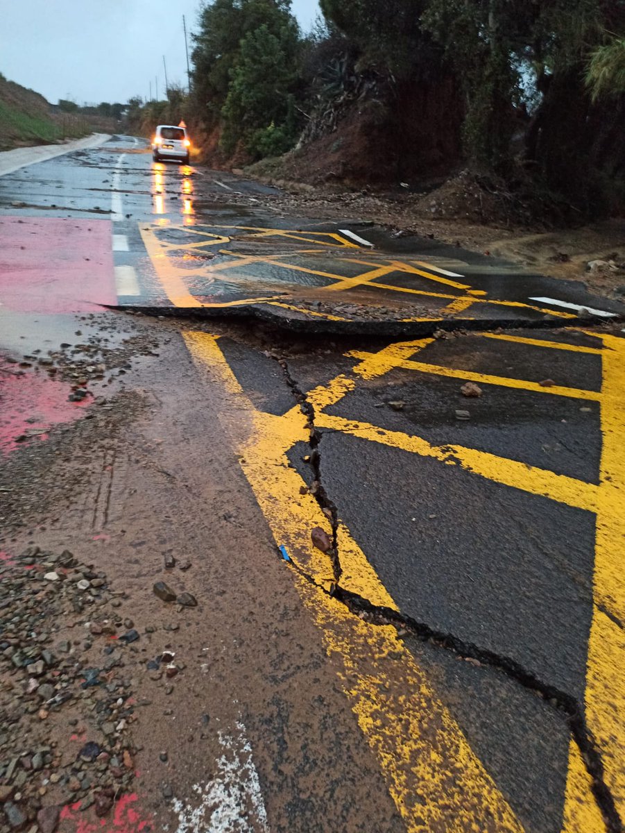 Noaladuplicacio's tweet photo. @Dipta_cat @AjSelvadelCamp
 vam avisar.
Les pluges fan mal. Però la duplicació de la carretera no ha arreglat el problema, sinó que l'ha intensificat. L'aiguat no és excusa: és una realitat que ens trobarem cada vegada més.
Duplicar una carretera és haver-ne de mantenir dues🌱💰 https://t.co/r48R1OQwRY