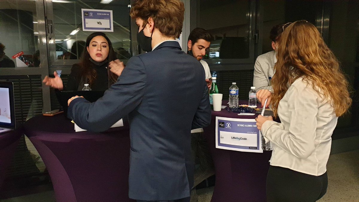 poledevinci's tweet photo. L'alumni fair, c'est maintenant 👏
Les étudiants des trois écoles du Pôle Léonard de Vinci viennent networker avec les alumni 😎
#iim #esilv #emlv #grandesecoles #alumnifair #alumni #networking #parcoursup https://t.co/6ANP0ZvrpV