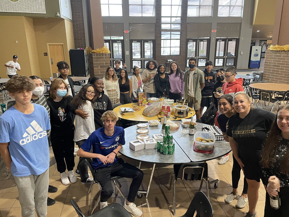 cwaddingVHS's tweet image. AVID 10 Family Thanksgiving Feast!