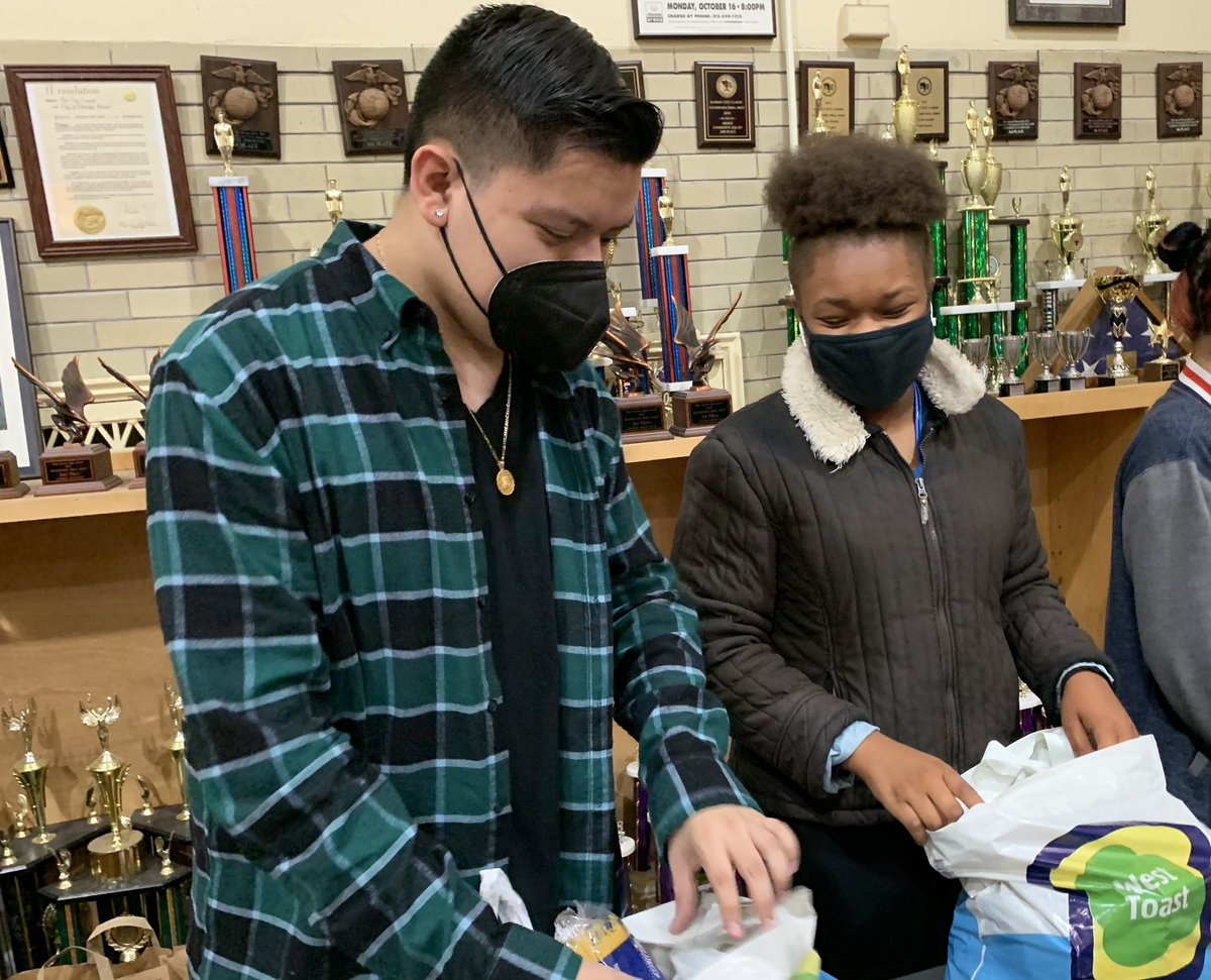 IB_Hubbard's tweet photo. Hubbard Students packed Thanksgiving food boxes for families in the community. Thank you to the JROTC cadets and H. O. P. E. club for collecting donations. @HHSGreyhounds https://t.co/x17Rkh0Euj