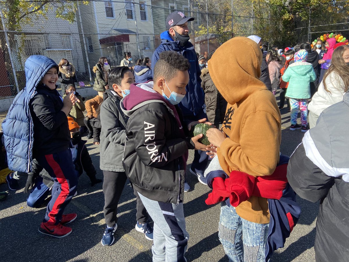 PhysEd_60Q's tweet photo. Today was @PS60queens Annual Turkey Trot ! It was so much fun and a great time. Thank you @literacy_fox  for continuing the Turkey Trot Tradition. A special shout-out to @NYPD102Pct and Officer Esposito! @District27NYC @UFT @JennCarry_on. https://t.co/jRqM5tQrQK