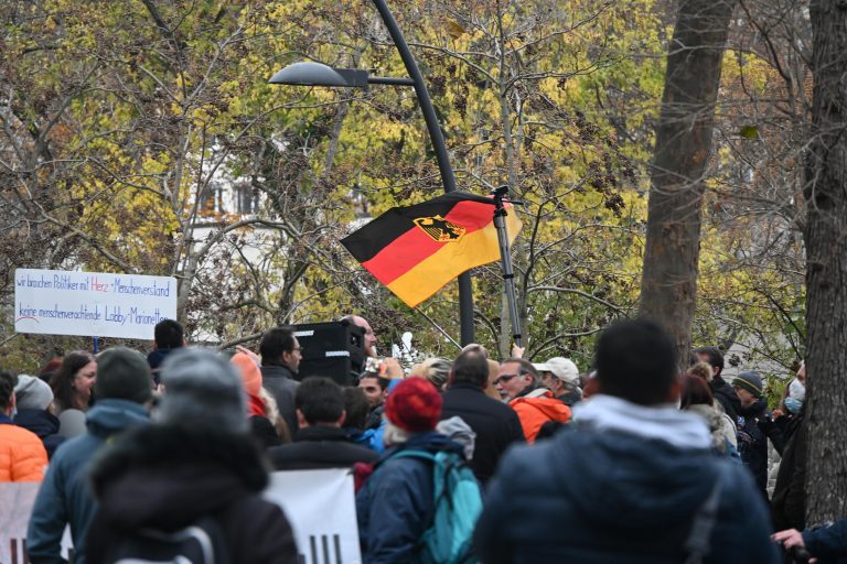 astattvi's tweet photo. 1.000 Teilnehmer*innen bei der rechtsoffenen Demo aus Verschwörungsideolog*innen, Corona-Leugner*innen und anderen: Auf unserem Blog ist ein Rückblick zum vergangenen Samstag erschienen! #ffm2011
https://t.co/v6nWo7VGpm https://t.co/jfpbWYjp6h
