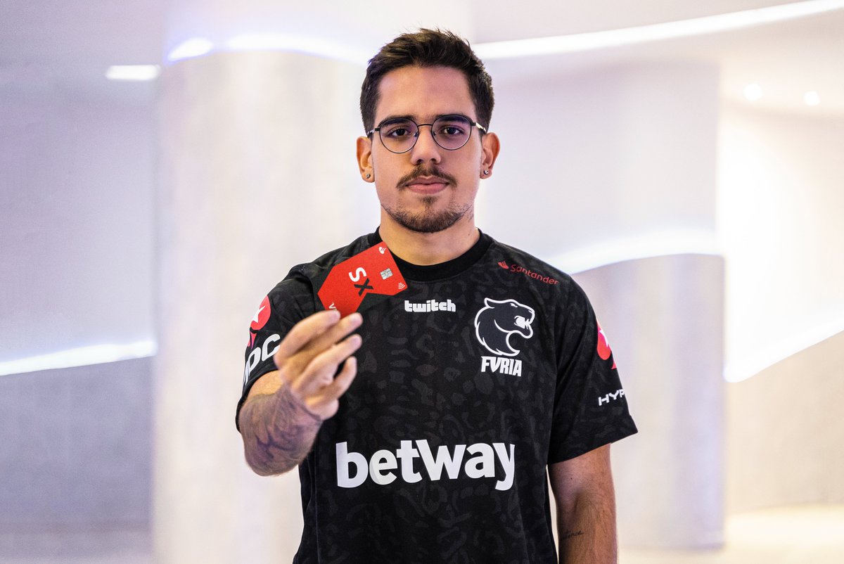FURIA's tweet photo. Quem tem o cartão de crédito SX + conta do @santanderbrasil tem desconto na #CCXP Worlds 21! 

São até 30% de desconto pra você participar da maior feira geek da América Latina!

Vem fazer parte do #Santaverso!

#TemSantaTemGame https://t.co/TR91spPjZl