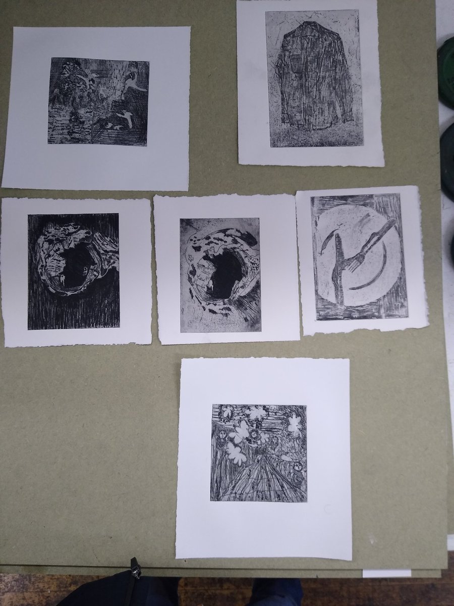 allister_jo's tweet photo. Learning a little more about copper sulphate etching @spikeisland today.
Doing this 1yr etching course is one of the best decision I've made for a while learning so much. Can't praise @martyngrimmer enough!
#coppersulphateetching #spikeprintstudio
#everydaysaschoolday https://t.co/uZkuc5j07y