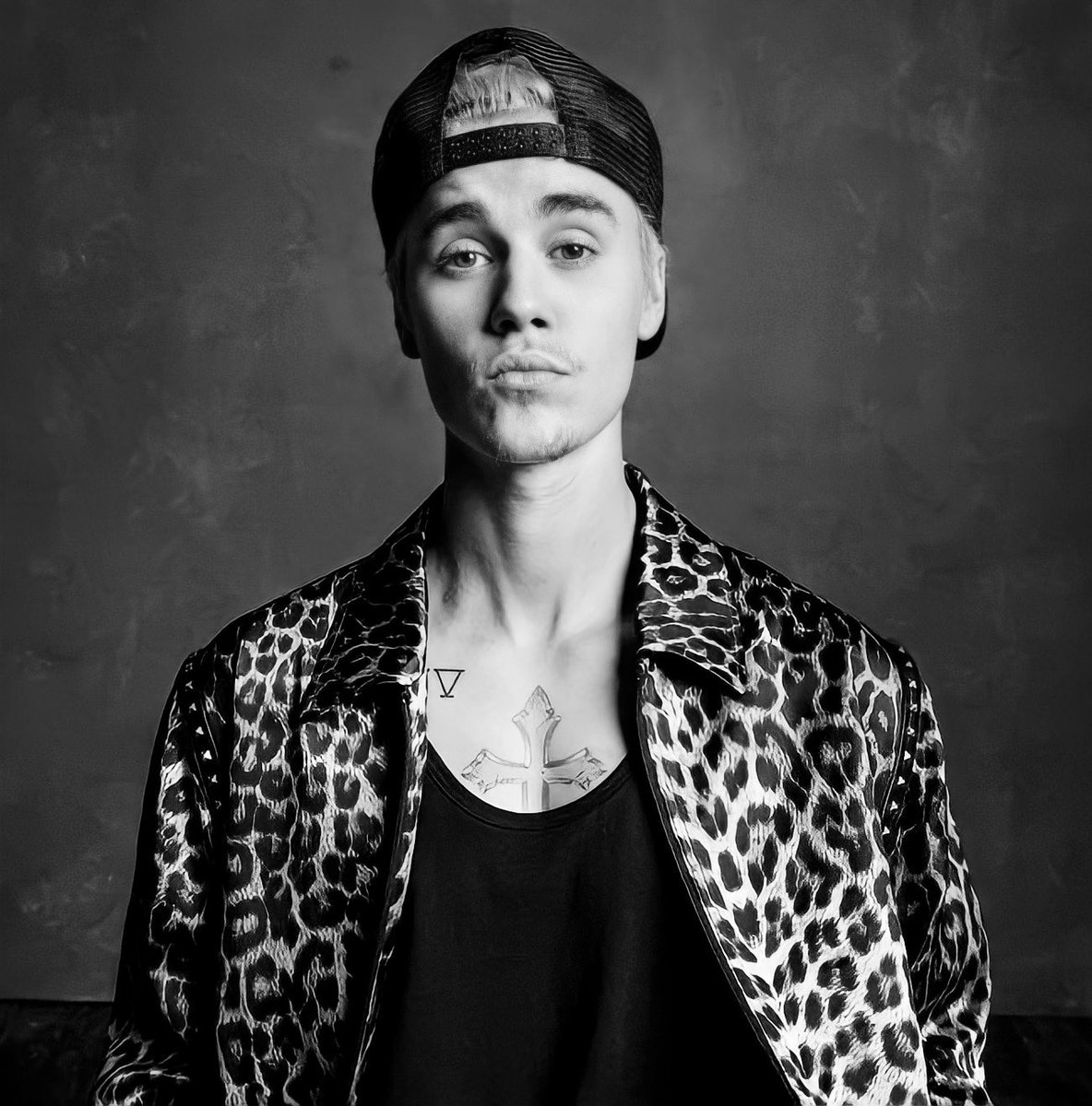 biebernovidade's tweet photo. Justin Bieber possui 8 imediações no #GRAMMYs 2022. https://t.co/qDKvdlM5Jx