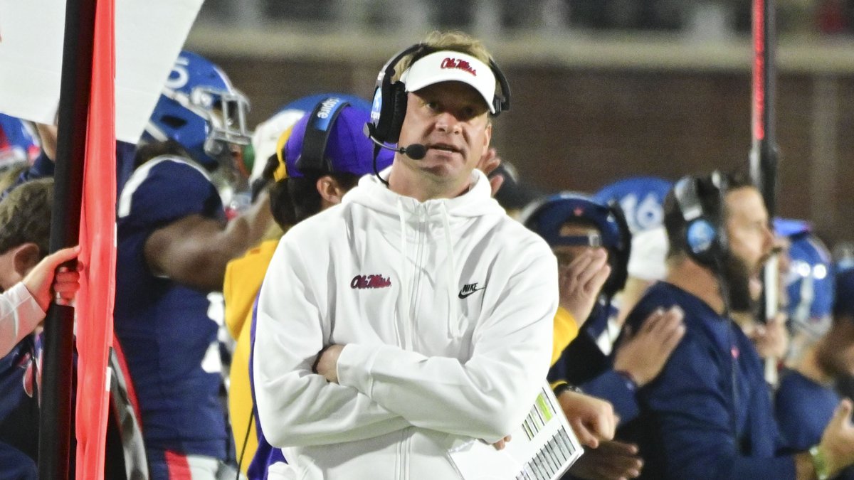 247Sports's tweet image. On a reaction episode of the @Cover3Podcast, @BudElliott3 and @Chip_Patterson broke down potential candidates for Florida's coaching search, including Lane Kiffin:

247sports.com/LongFormArticl…