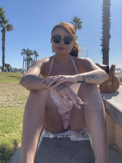 My pussy lips fighting over which one gets to fit in my panties ? https://t.co/OJTW5jmlgq