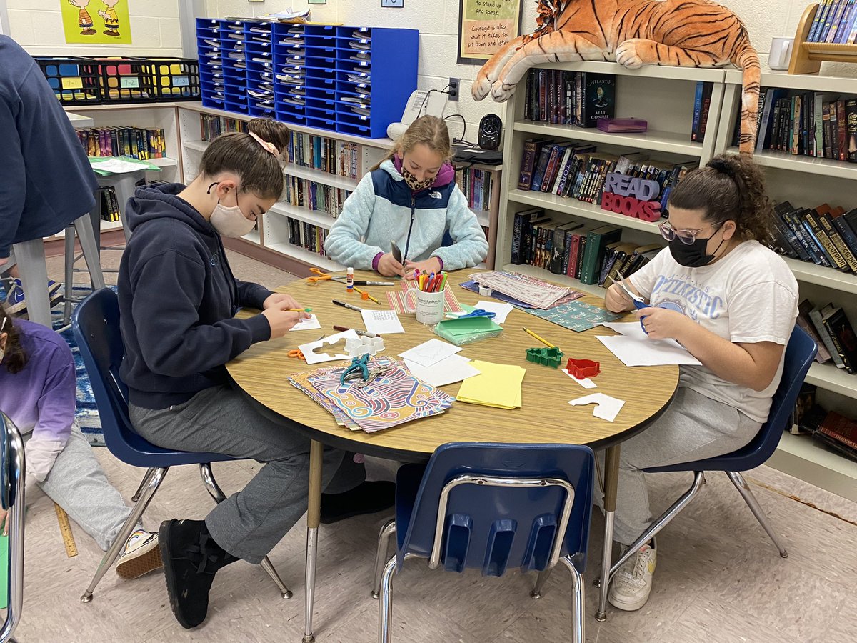 DHollerieth's tweet photo. The UTMS 7th and 8th grade Student Council was working hard before school this morning preparing for our Giving Tree donation drive to help support the Somerset Regional Animal Shelter. 🐶🐱#UTMS #tigerpride https://t.co/ICfE7GtECy