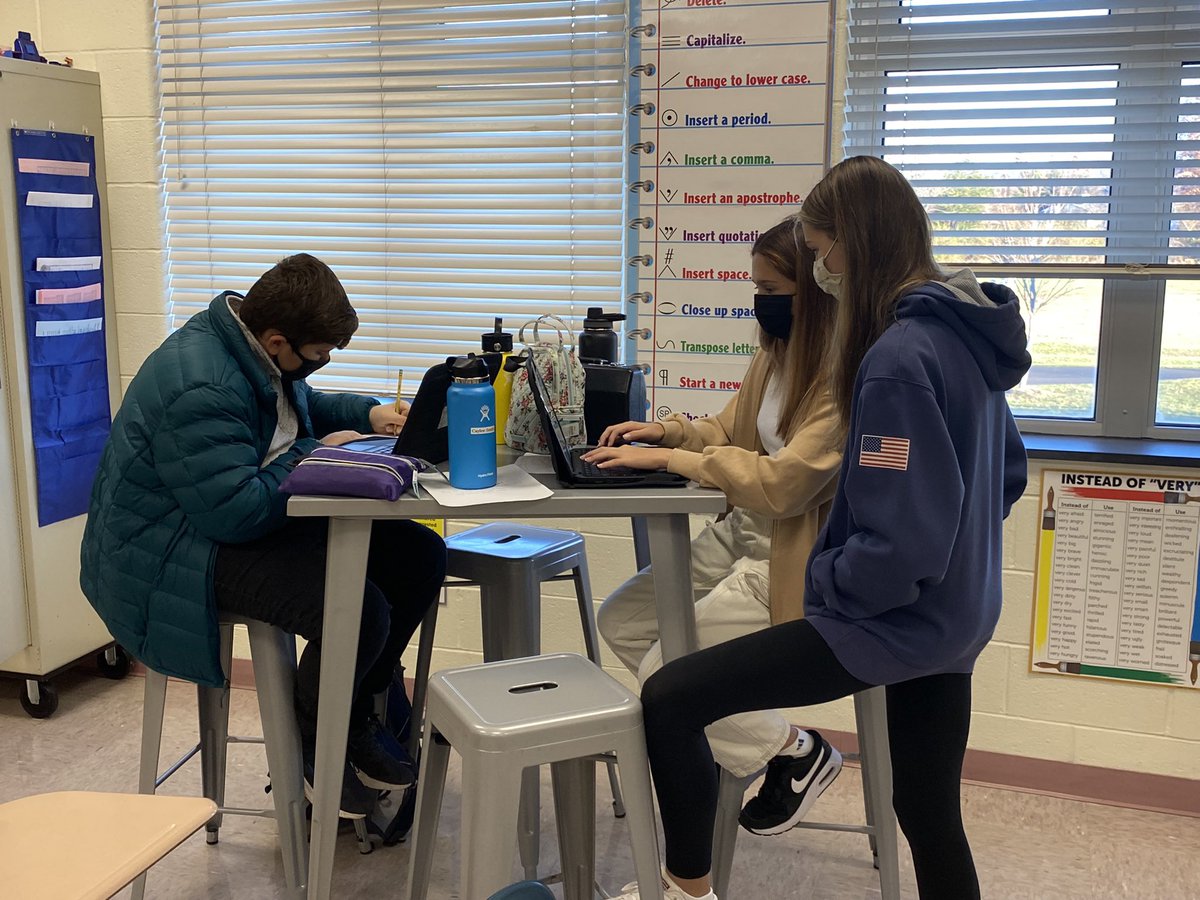 The UTMS 7th and 8th grade Student Council was working hard before school this morning preparing for our Giving Tree donation drive to help support the Somerset Regional Animal Shelter. 🐶🐱#UTMS #tigerpride